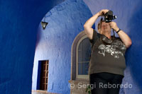 Monasterio de Santa Catalina. Arequipa. Los callejones estrechos, pintados de tonos azules y rojizos son el deleite de cualquier amante a la fotografía, además, todavía se conservan los muebles de la época y la atmósfera de antaño.